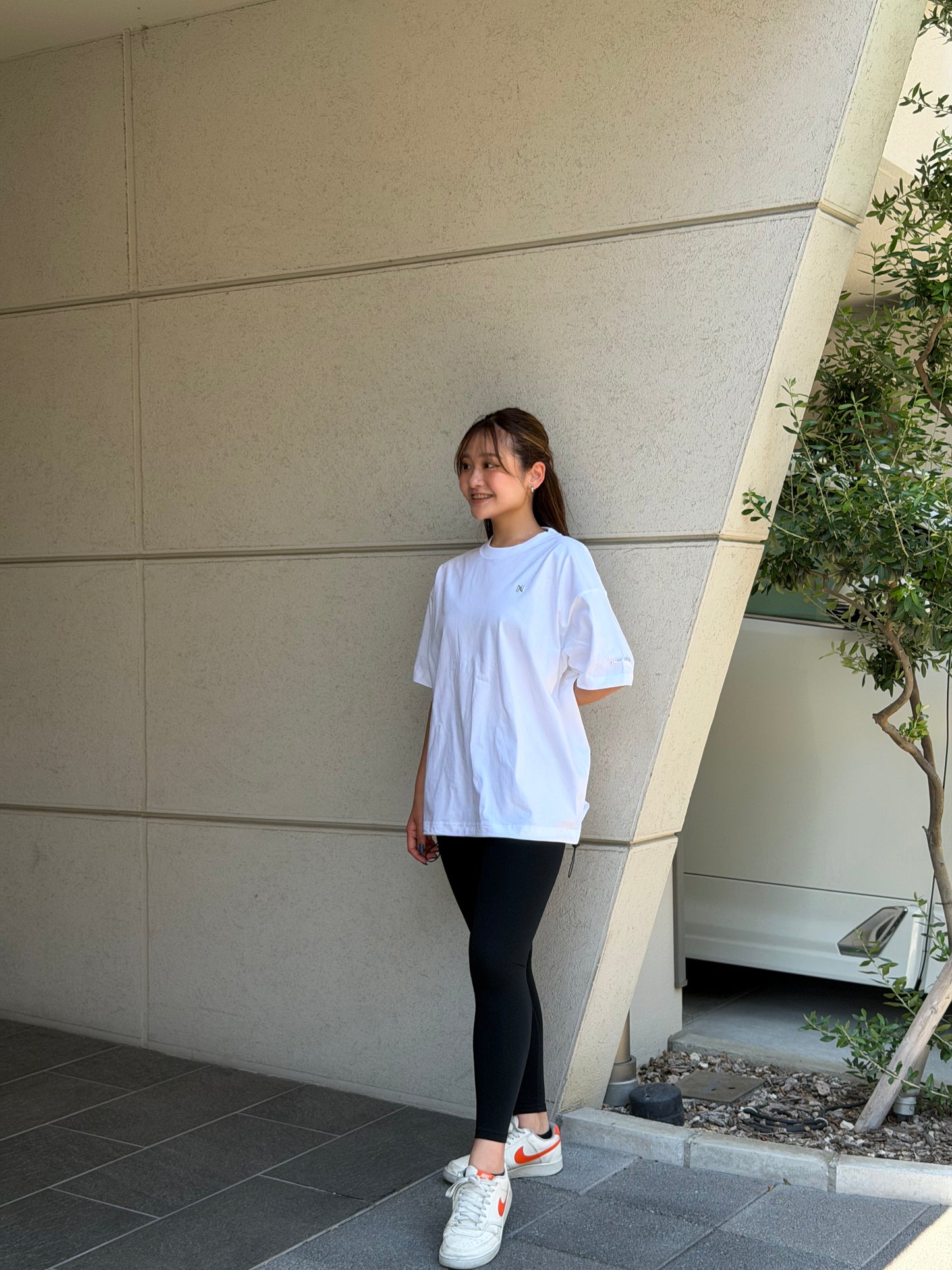 ドローアジャスト胸元ロゴ入りTシャツ