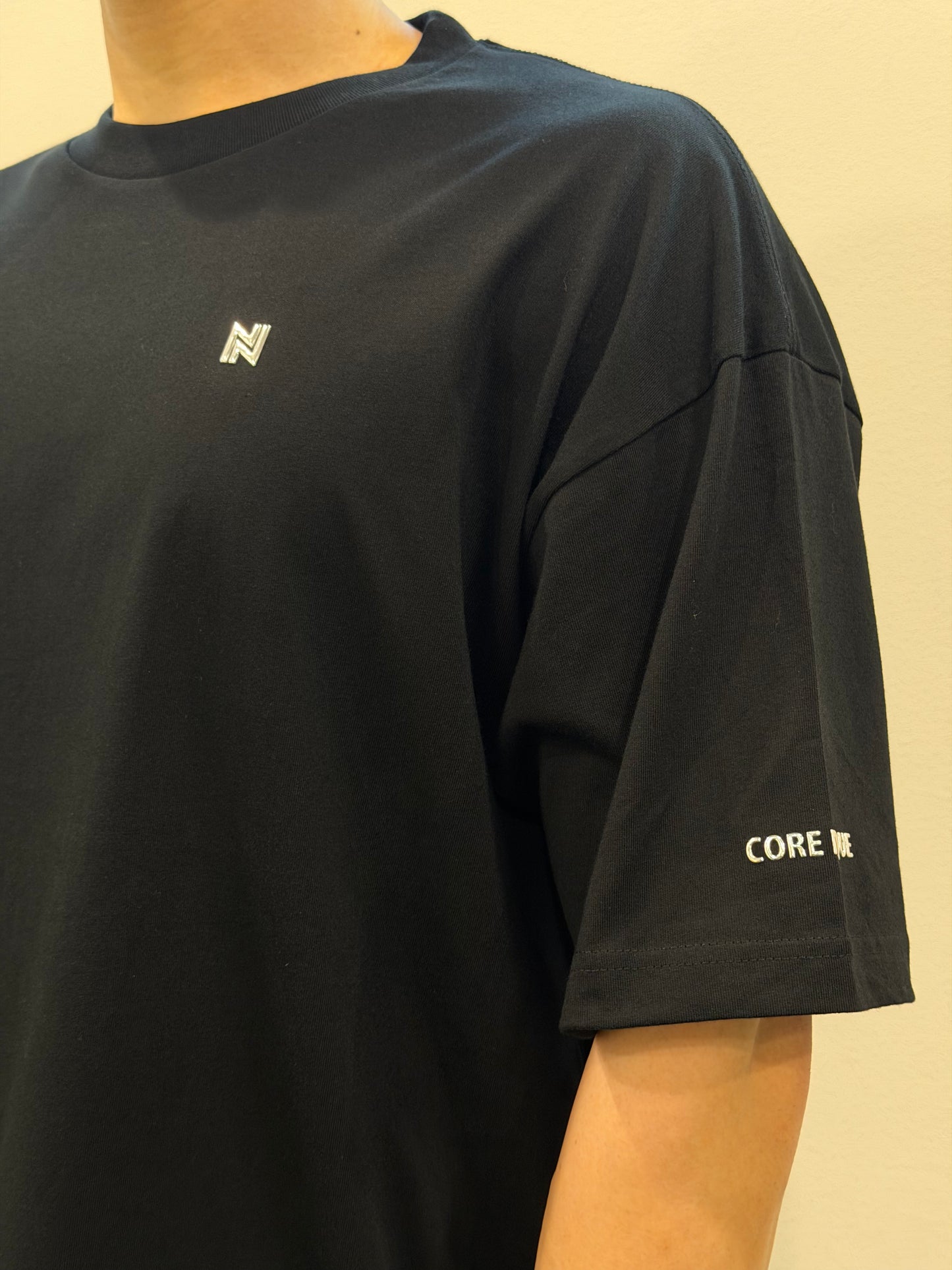 ドローアジャスト胸元ロゴ入りTシャツ